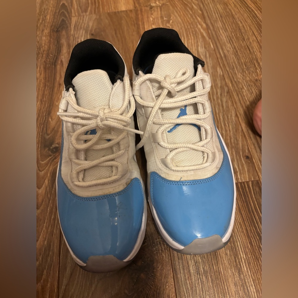 Jordan Kids Sneakers in Blue and White. 7Y